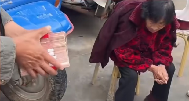 河南77岁老人生前省吃俭用 将20万现金埋在院中