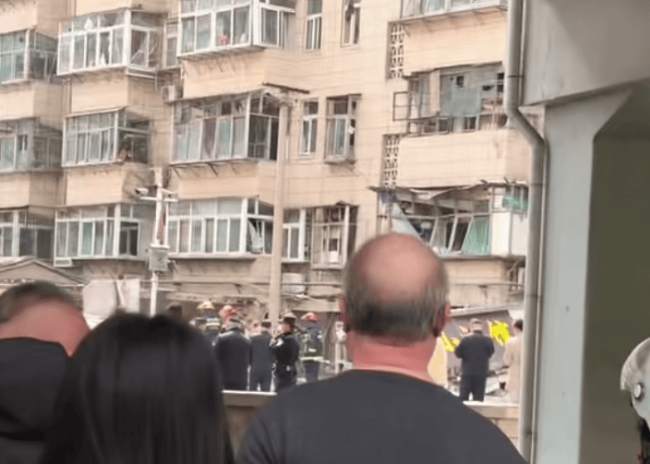 济南一商铺发生爆炸 居民楼窗户破碎