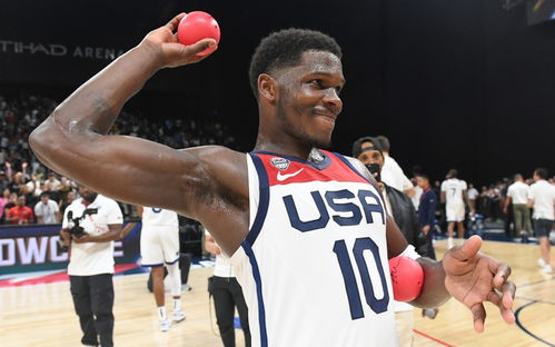 女子偷走移动厕所 女子偷东西 藏满身