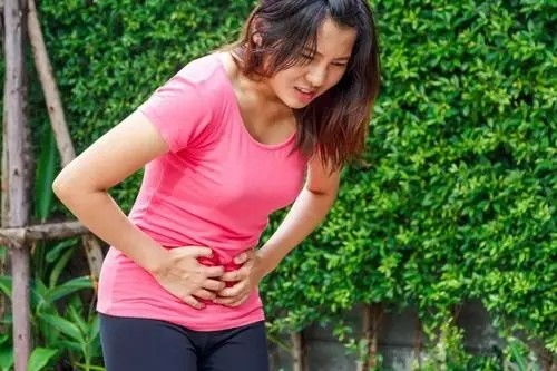 商家摆摊卖甘蔗开张之前先打窝 普通人别被假热闹割韭菜 商家摆摊卖甘蔗开张之前先打窝 普通人别被假热闹割韭菜