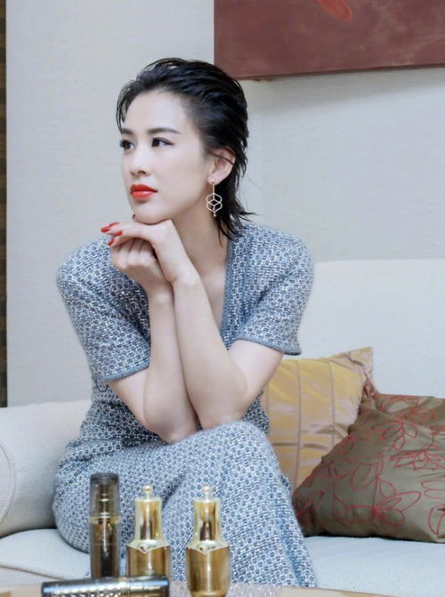 女明星衣服突然掉了怎么办